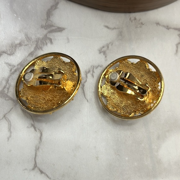 Carolee Pearl and Aurora Borealus Crystal Elegant Gold Clip On Earrings - Picture 4 of 12